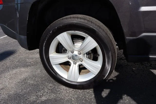 Used 2014 Granite Crystal Clearcoat Metallic Jeep Latitude image 35