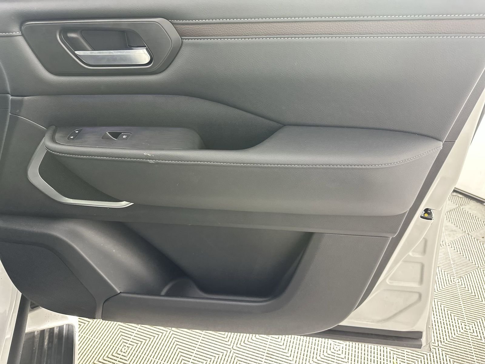 2025 Nissan Armada Platinum - Photo 31