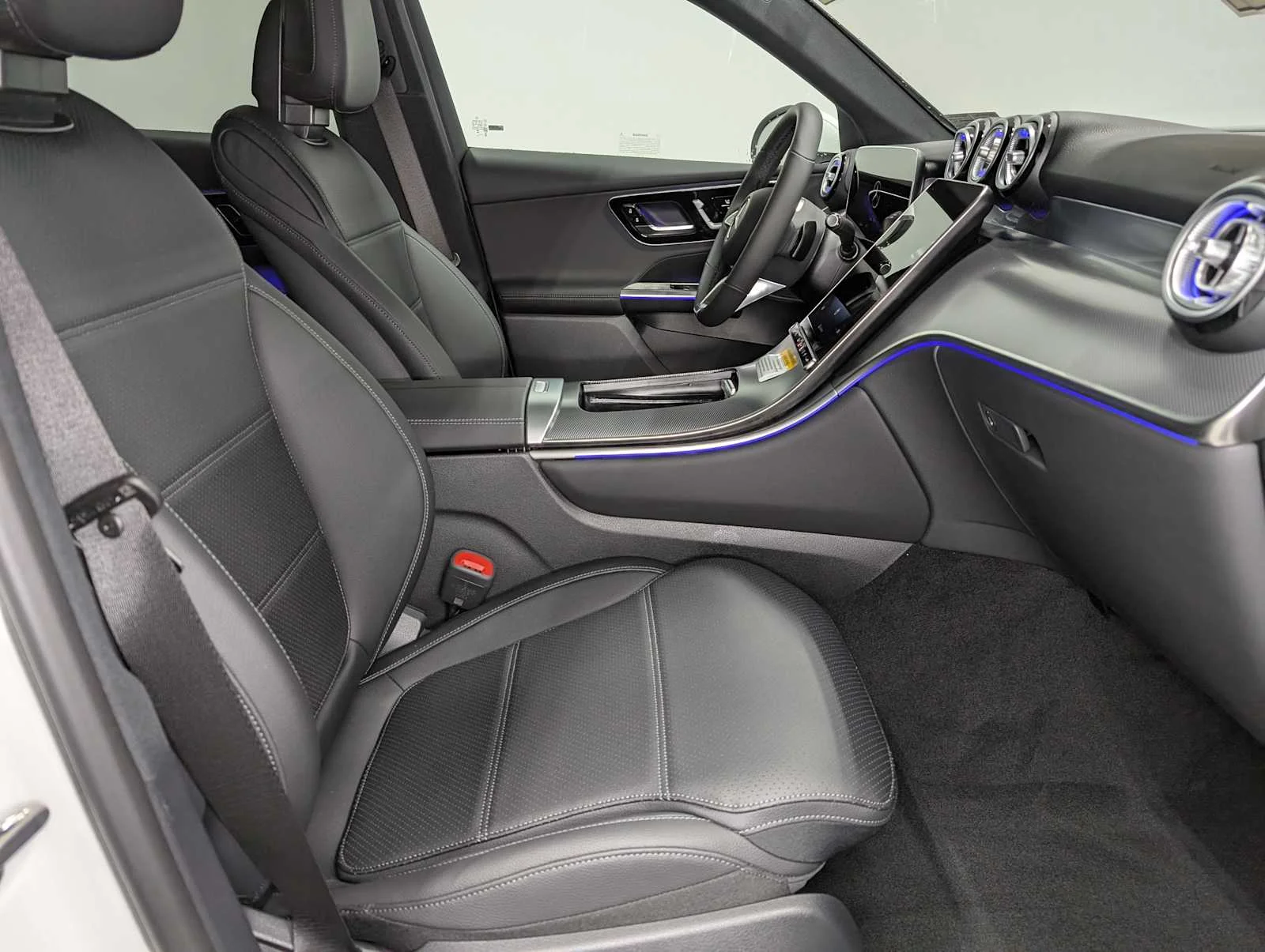 Used 2026 Polar White Mercedes-Benz GLC 300 image 37