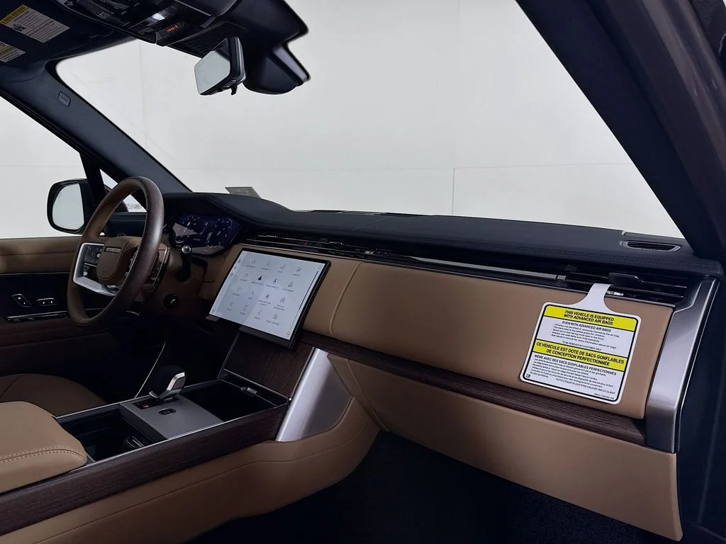 New 2026 Eiger Grey Land Rover SE image 31