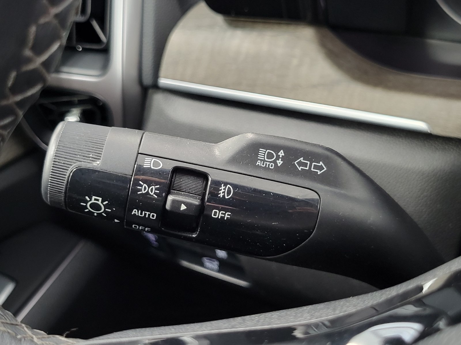 Used 2023 White Kia X-Line EX image 16