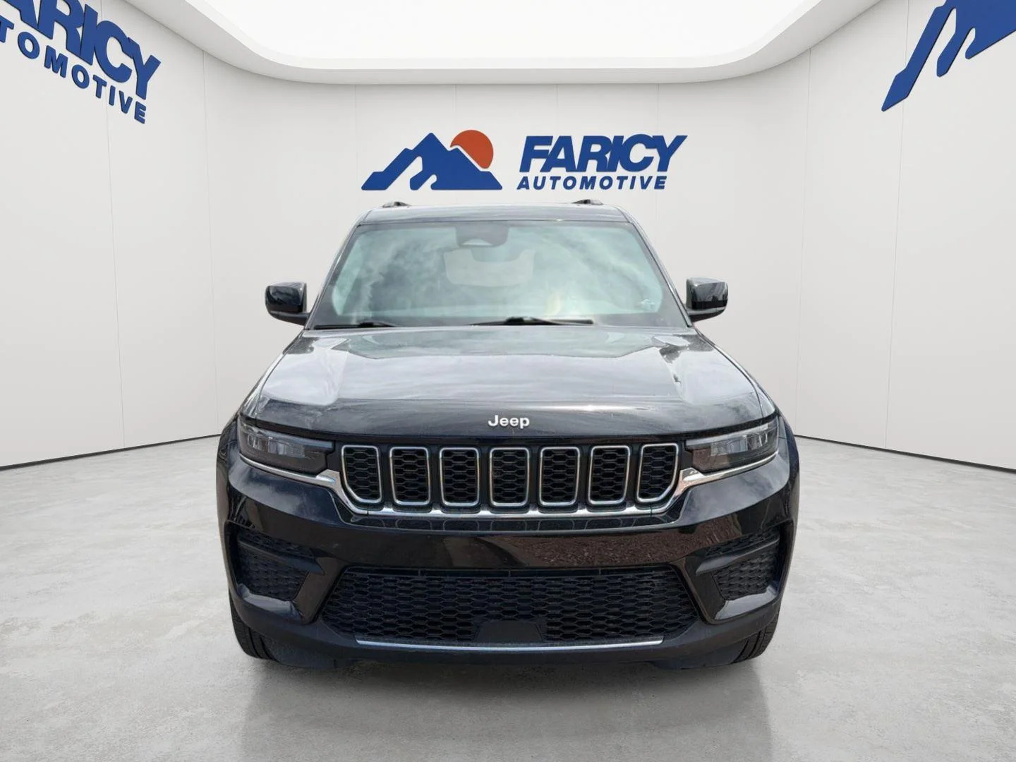 Used 2023 Diamond Black Crystal Pearlcoat Jeep Laredo image 2