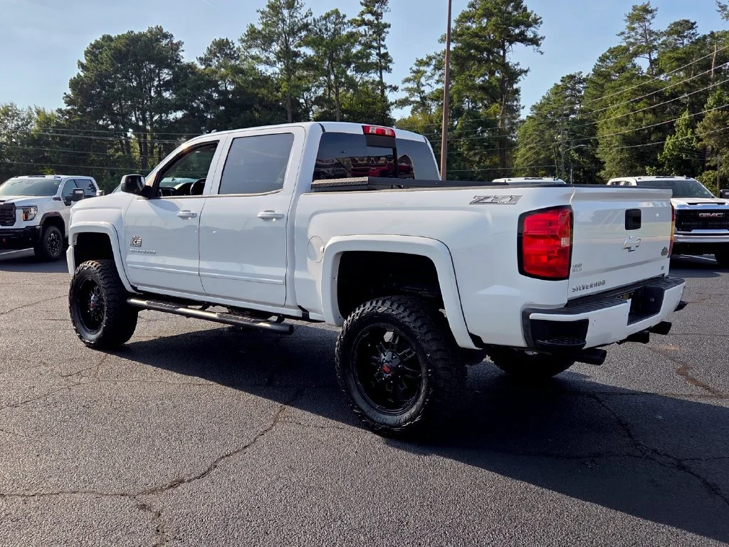 Used 2018 SUMMIT WHITE Chevrolet LT image 9