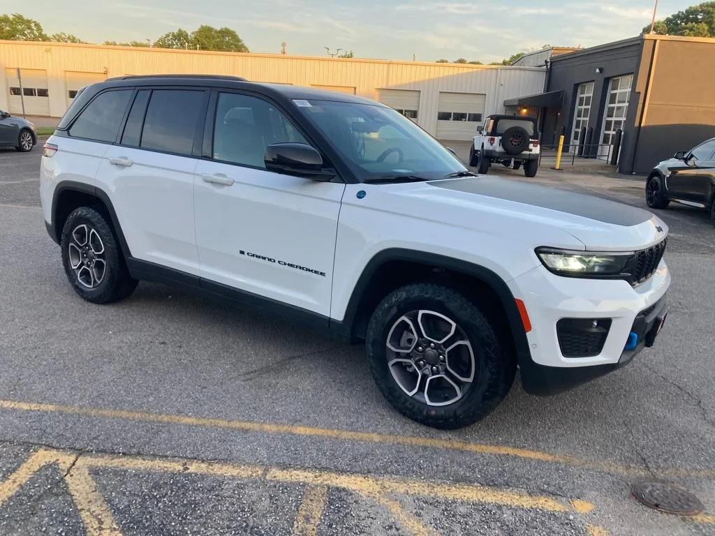New 2024 Bright White Clear-Coat Exterior Paint Jeep Trailhawk 4xe image 8