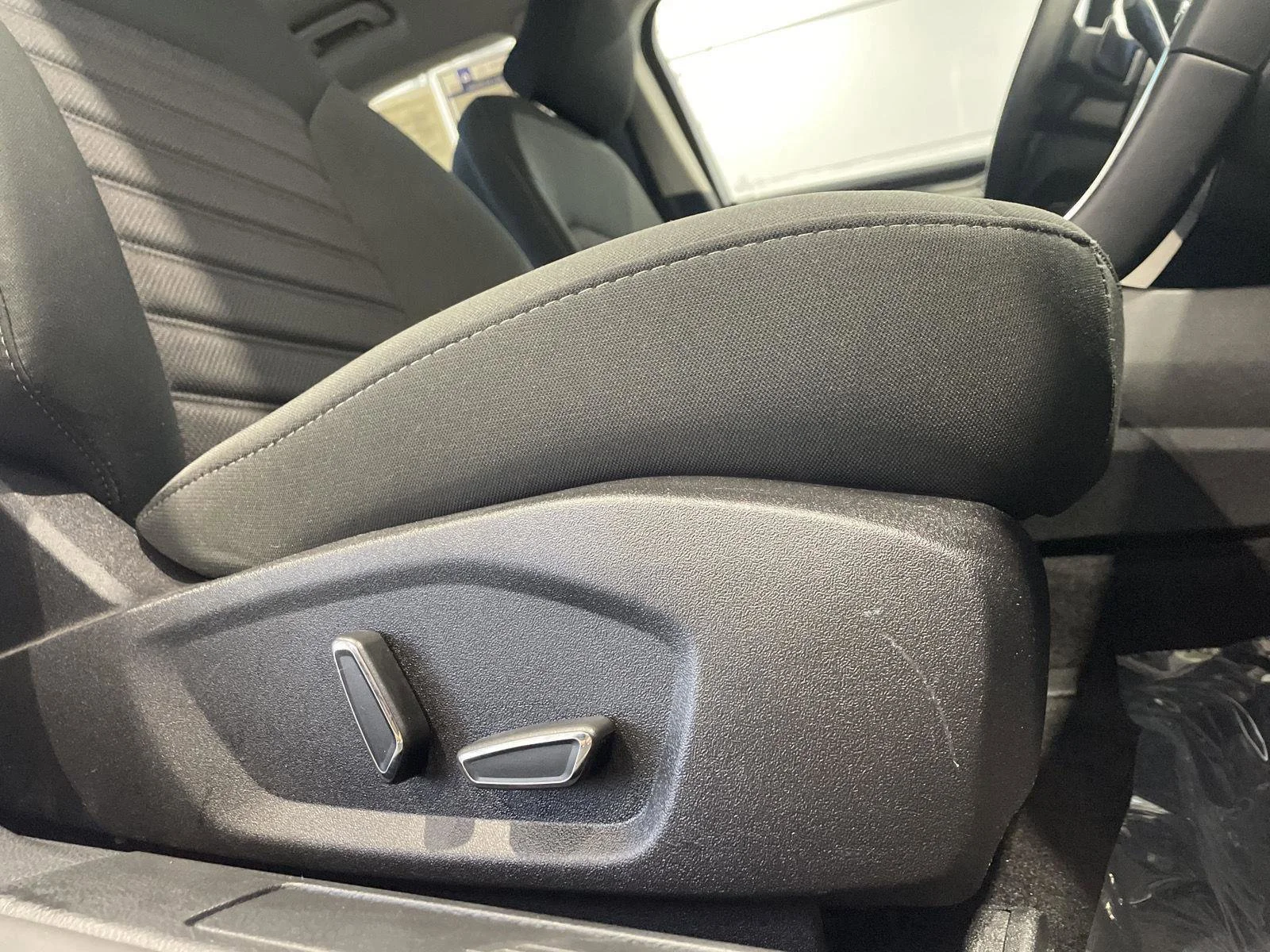 Used 2017 Oxford White Ford SE image 5