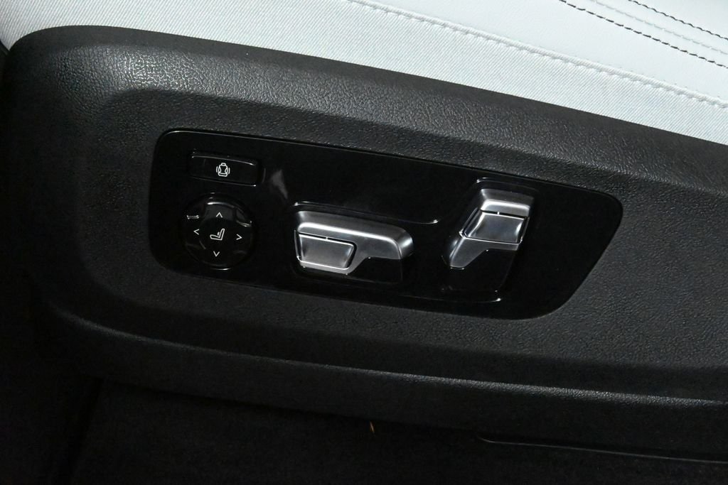 Used 2026 Black BMW xDrive40i image 28