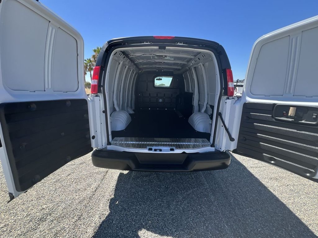 New 2026 Summit White Chevrolet 1WT image 22