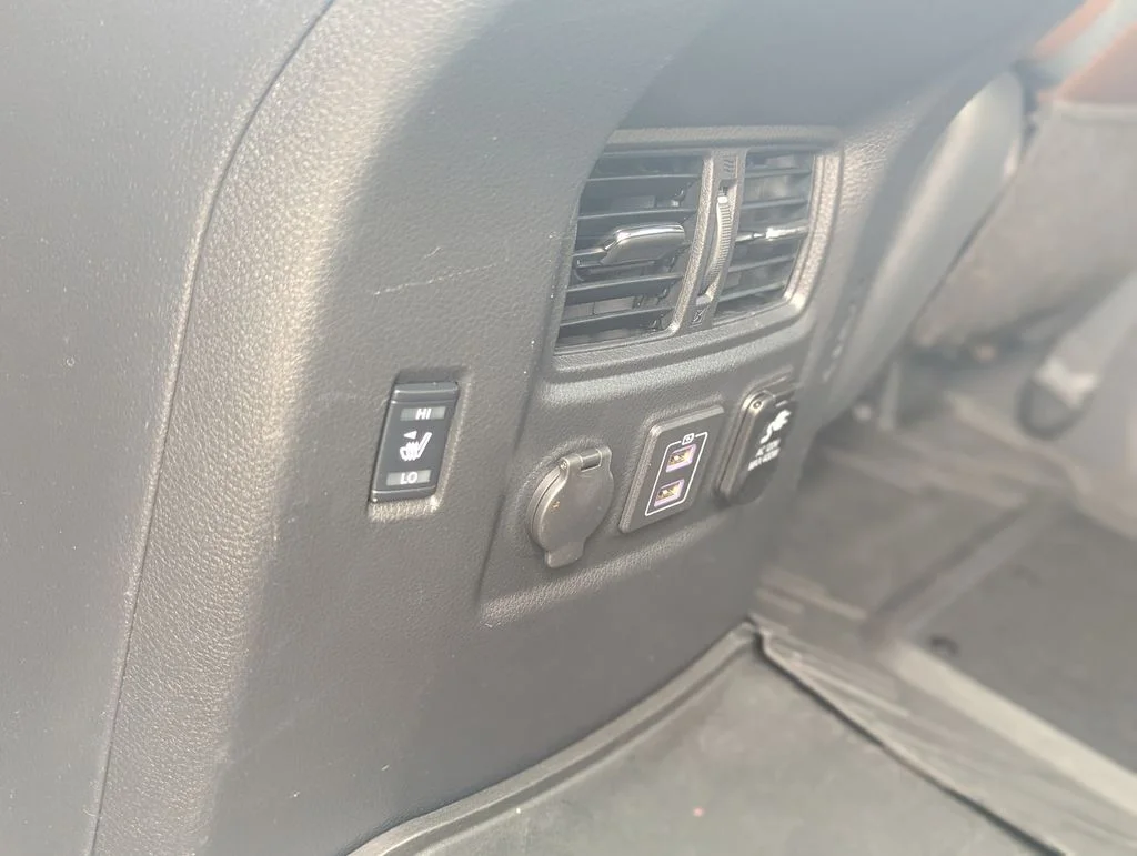 Used 2023 White Nissan Platinum Reserve image 39