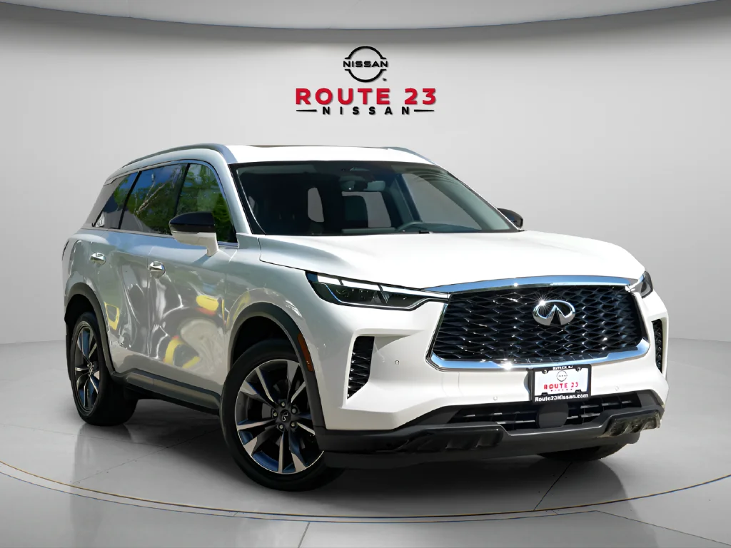 Used 2024 White INFINITI LUXE image 4