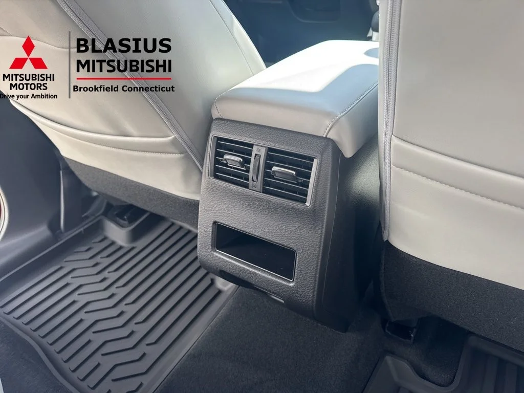 New 2026 Red Mitsubishi SE image 17