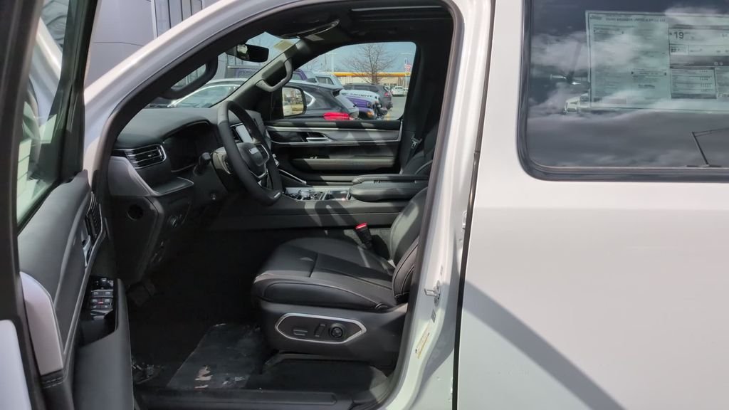 New 2026 Bright White Clear-Coat Exterior Paint Jeep Limited Altitude image 13
