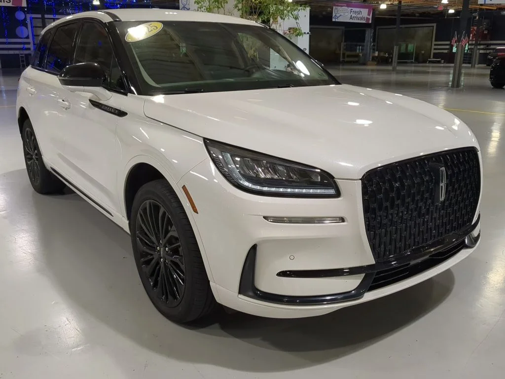Used 2025 White Metallic Lincoln Premiere image 5