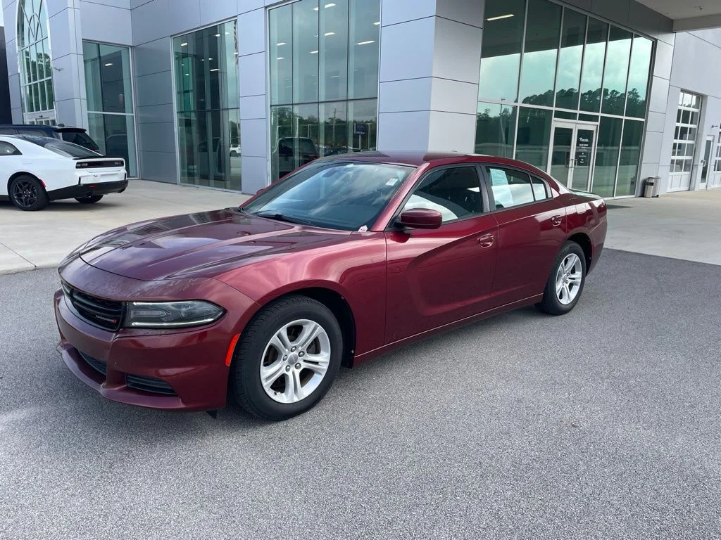 Used 2018 Red Dodge SXT image 2