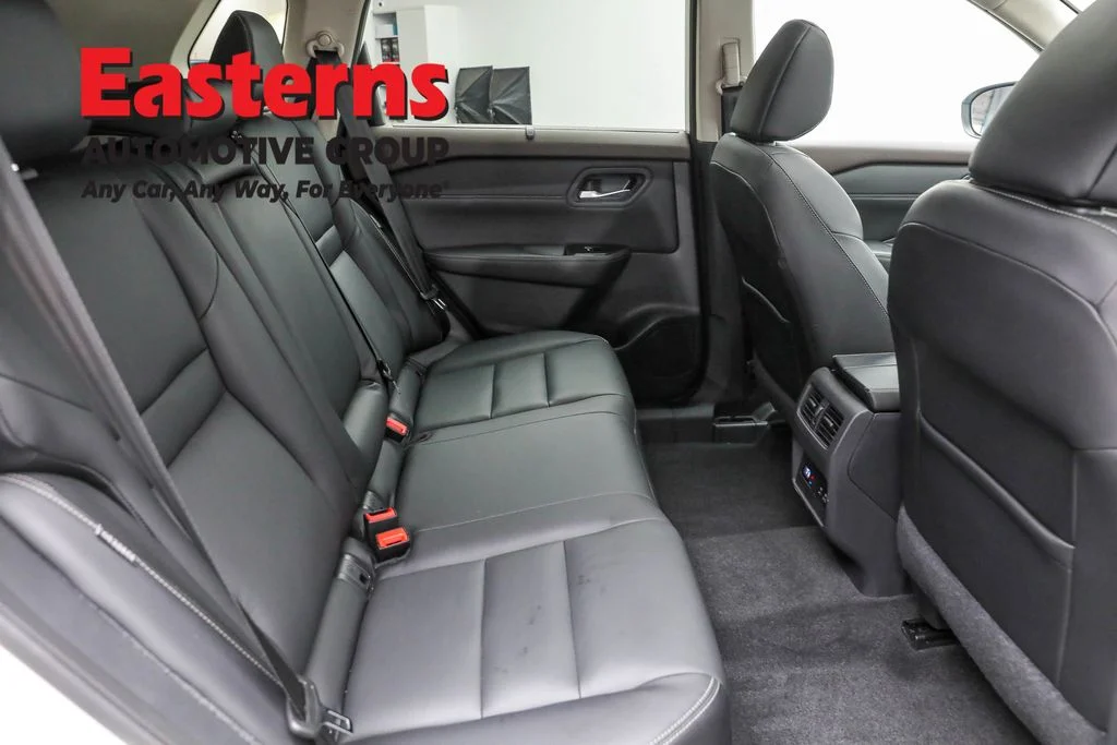 Used 2022 White Nissan SL image 23