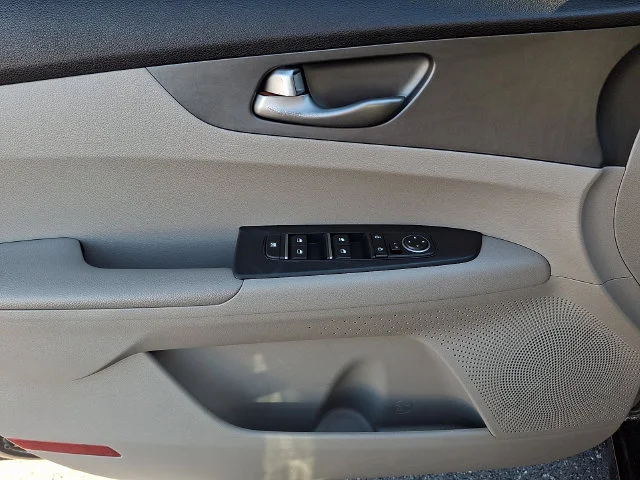 Used 2019 Black Kia LXS image 13
