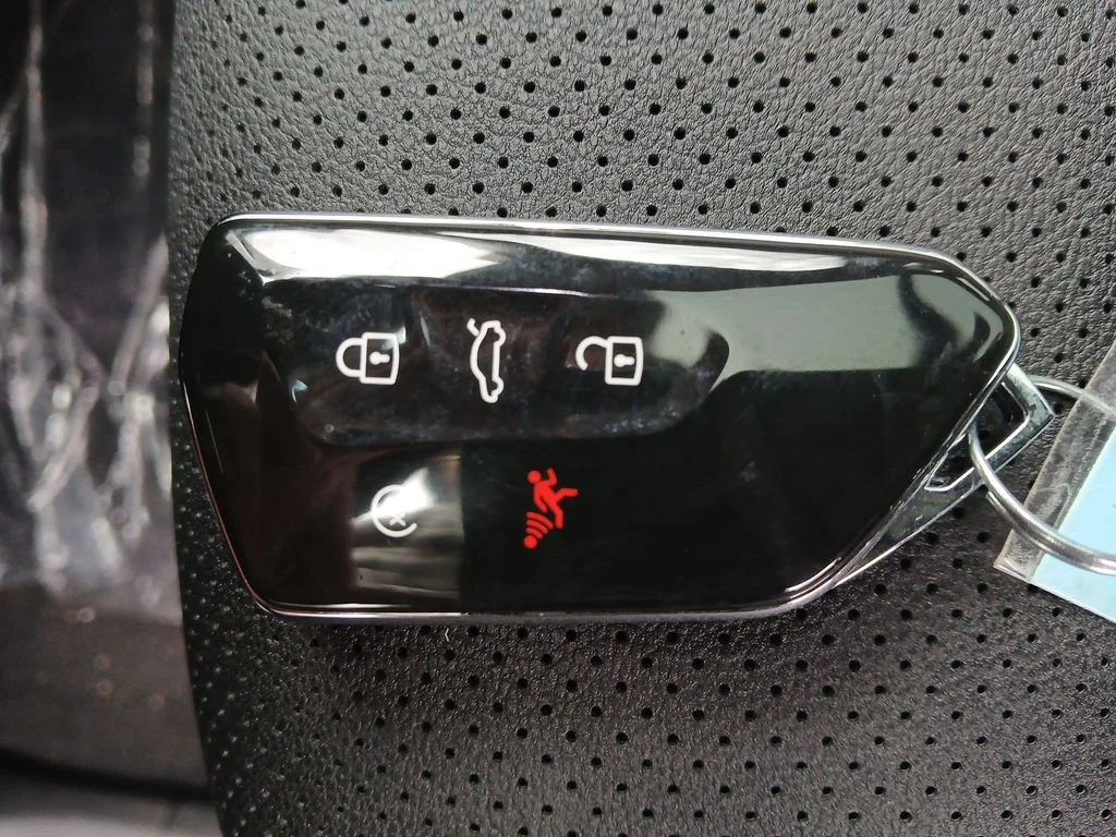 New 2026 Black Volkswagen 2.0T SE w/Technology image 28