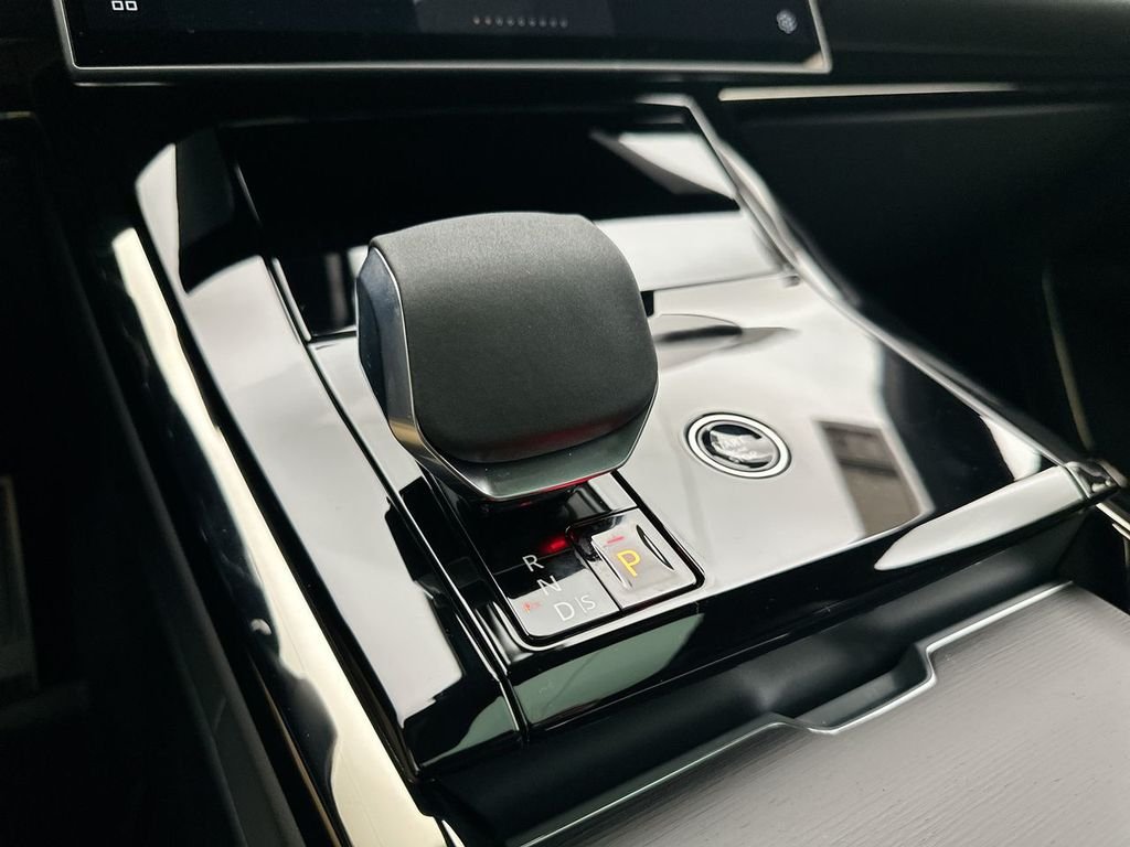 New 2026 Carpathian Grey Land Rover Dynamic SE image 12
