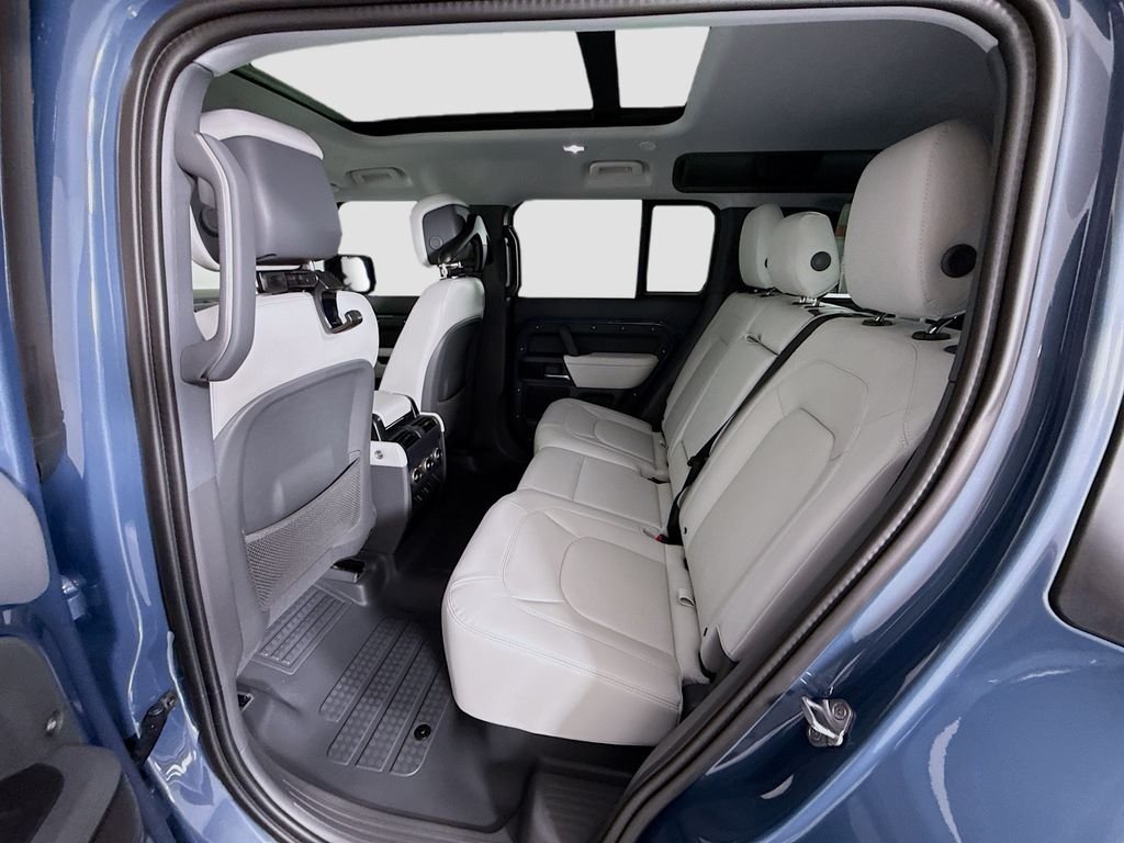 Used 2026 Tasman Blue Metallic Land Rover S image 21