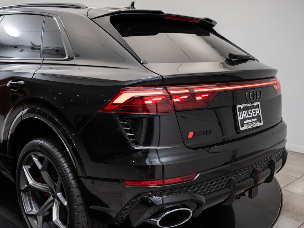 Used 2025 Mythos Black Metallic Audi 4.0T image 19