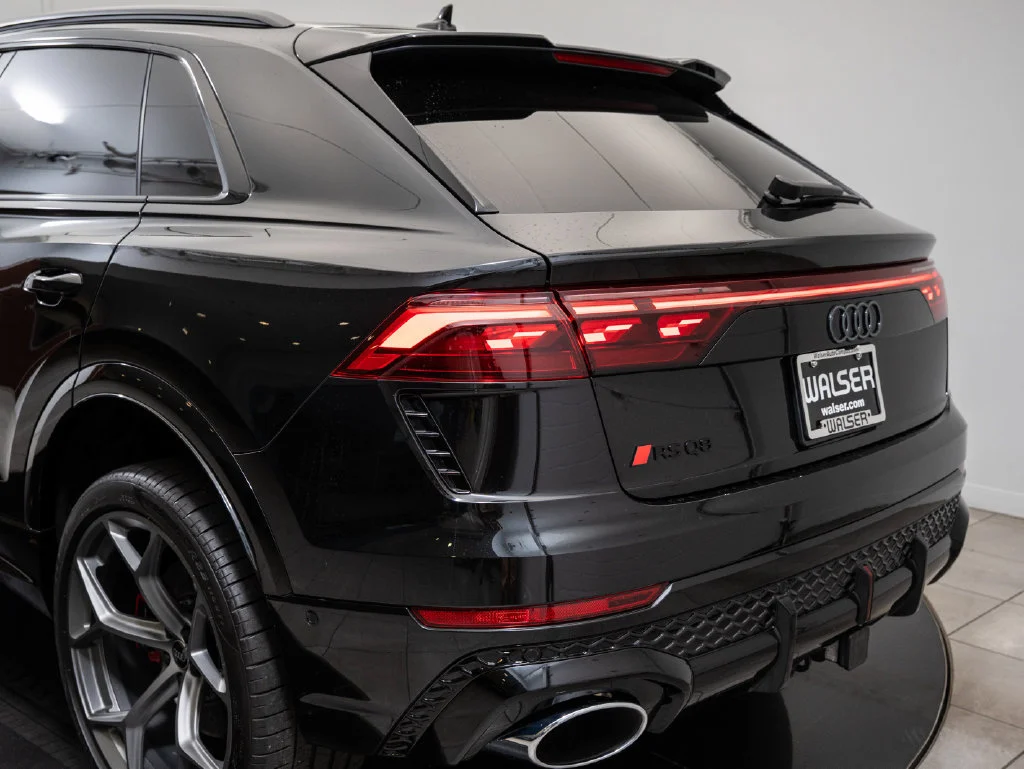 Used 2025 Mythos Black Metallic Audi 4.0T image 19
