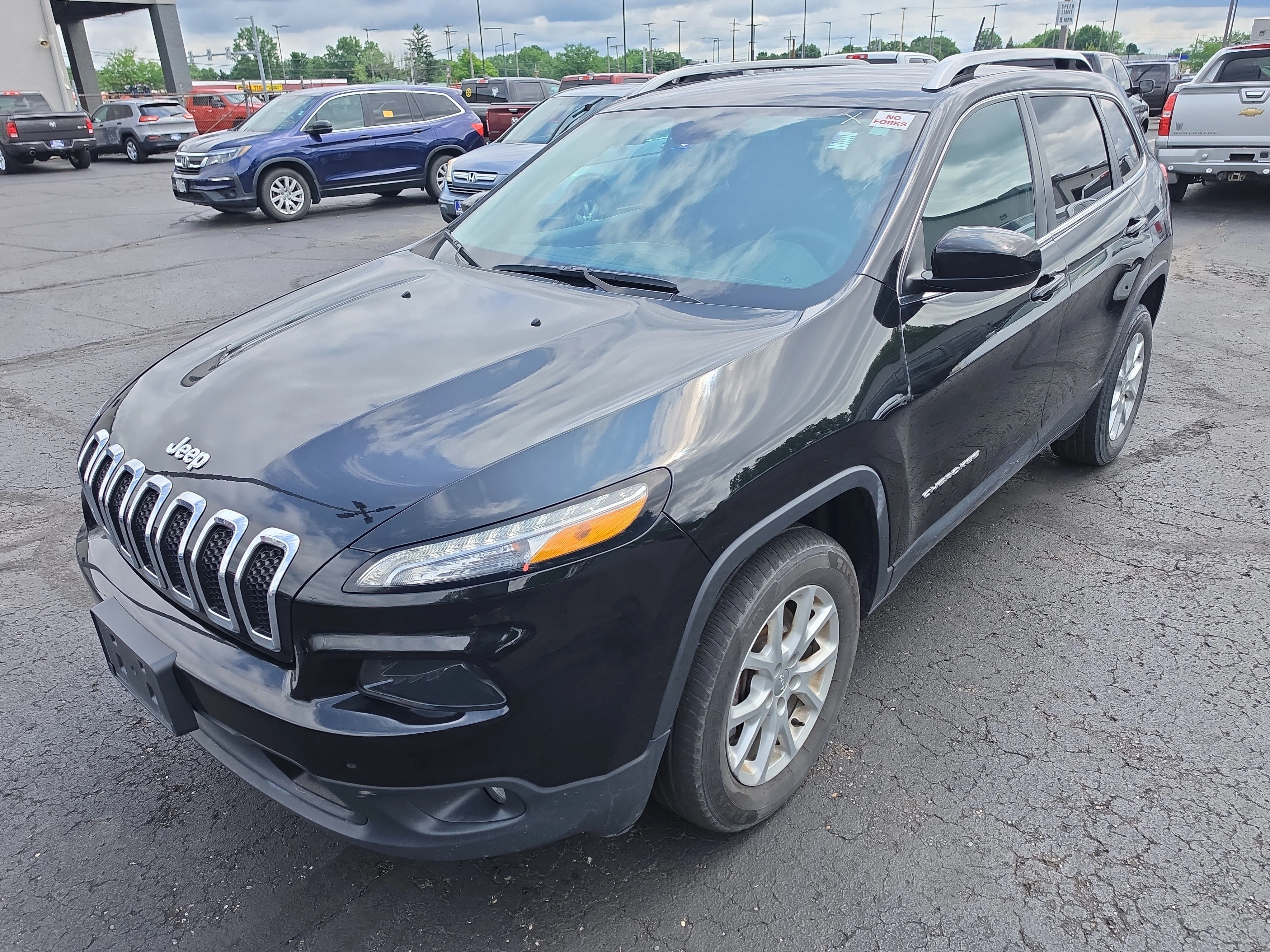 Used 2018 Diamond Black Crystal Pearlcoat Jeep Latitude image 7