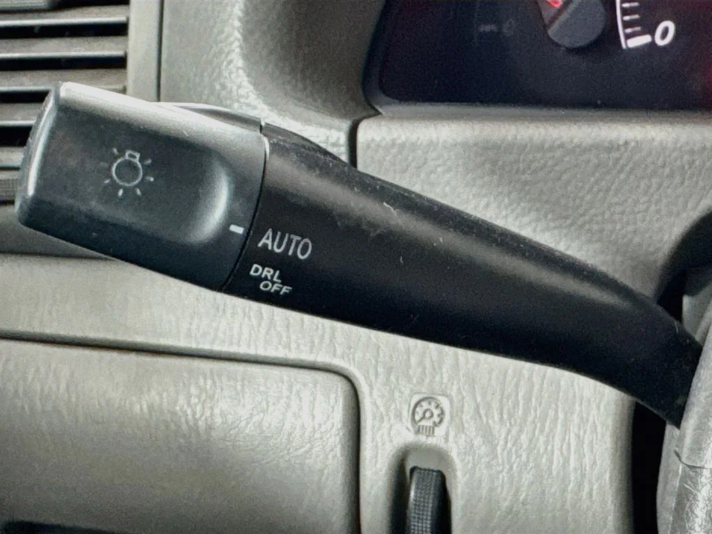 Used 2005 Lunar Mist Metallic Toyota STD image 13