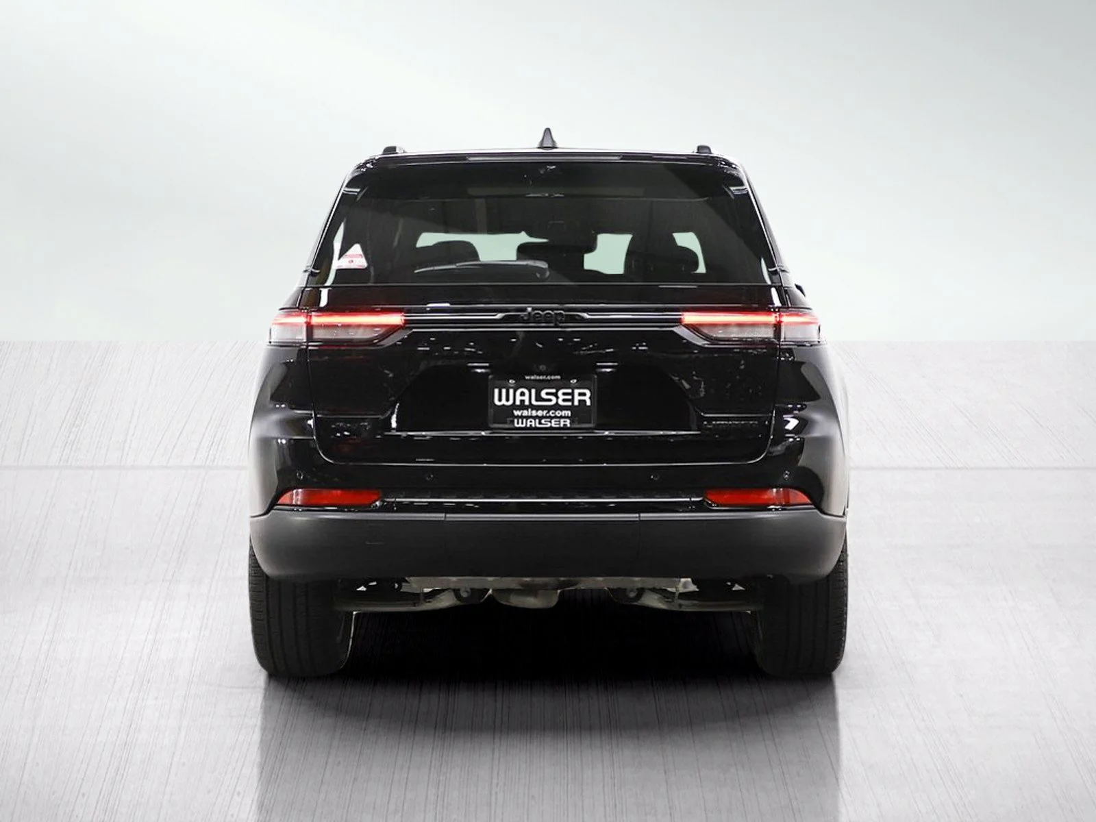 Used 2025 Diamond Black Crystal Pearlcoat Jeep Limited image 4