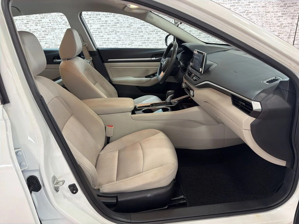 Used 2021 White Nissan 2.5 SV image 11