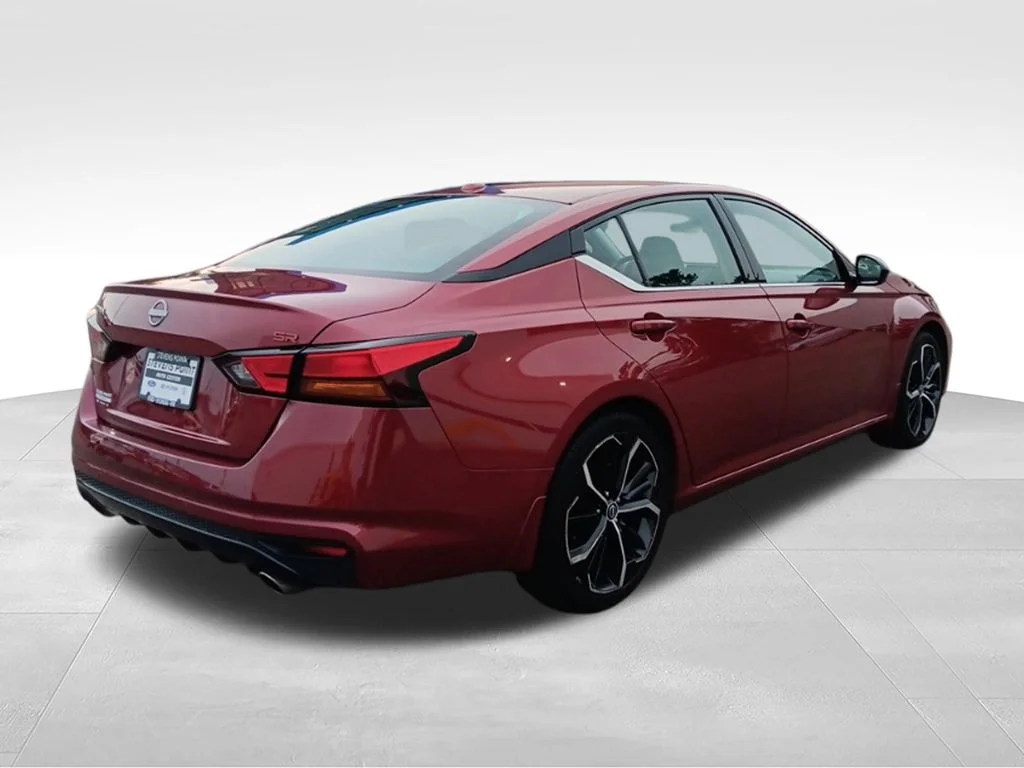 Used 2025 Scarlet Ember Nissan 2.5 SR image 4