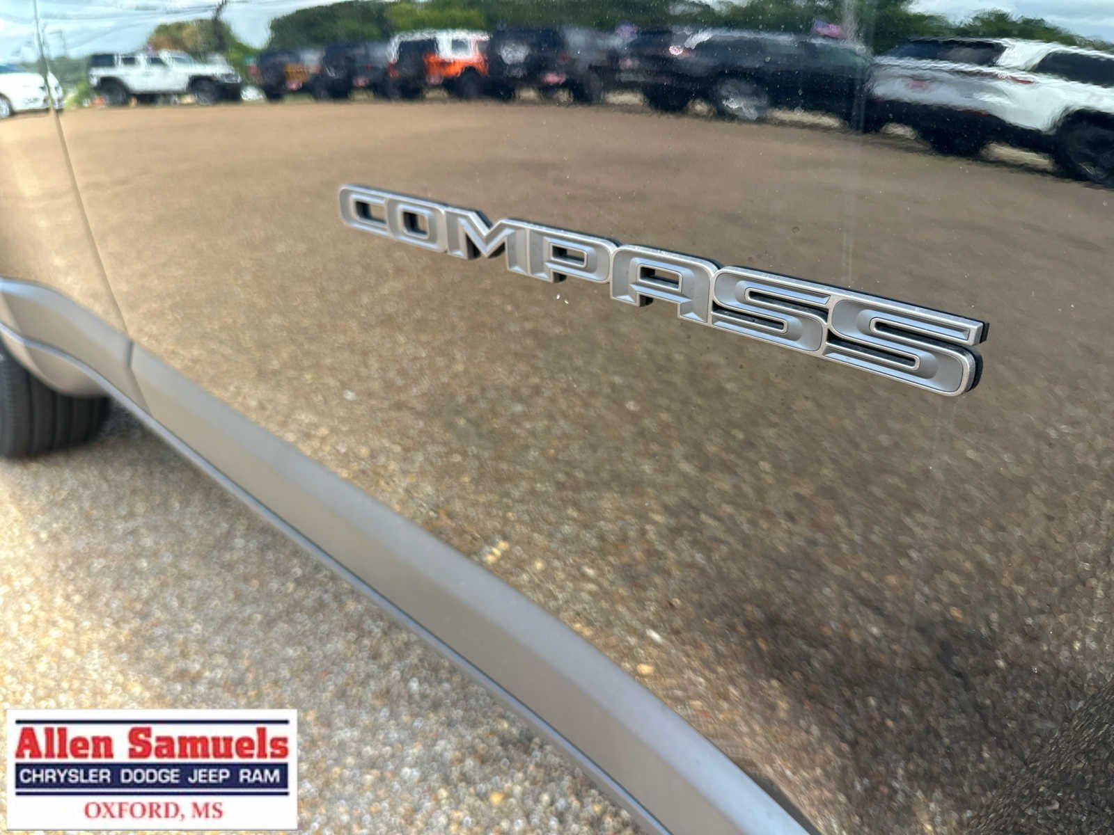 New 2026 Diamond Black Crystal Pearl-Coat Exterior Paint Jeep Latitude image 48
