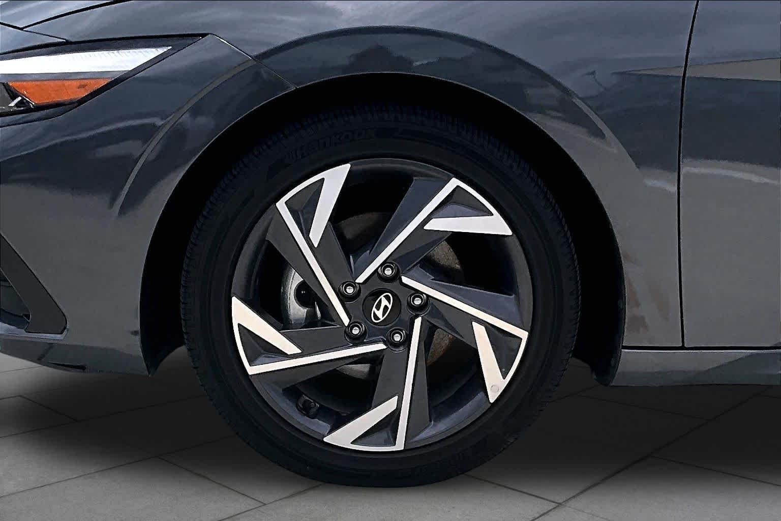 Used 2025 Ecotronic Gray Hyundai Limited image 11