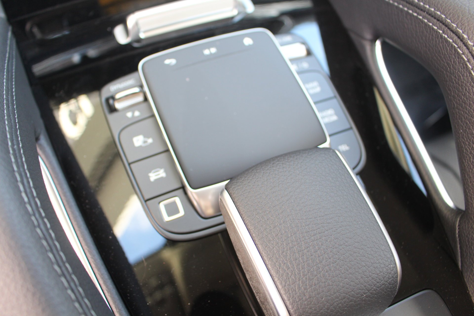 New 2026 MANUFAKTUR Moonlight White Metallic Mercedes-Benz GLS 450 image 28
