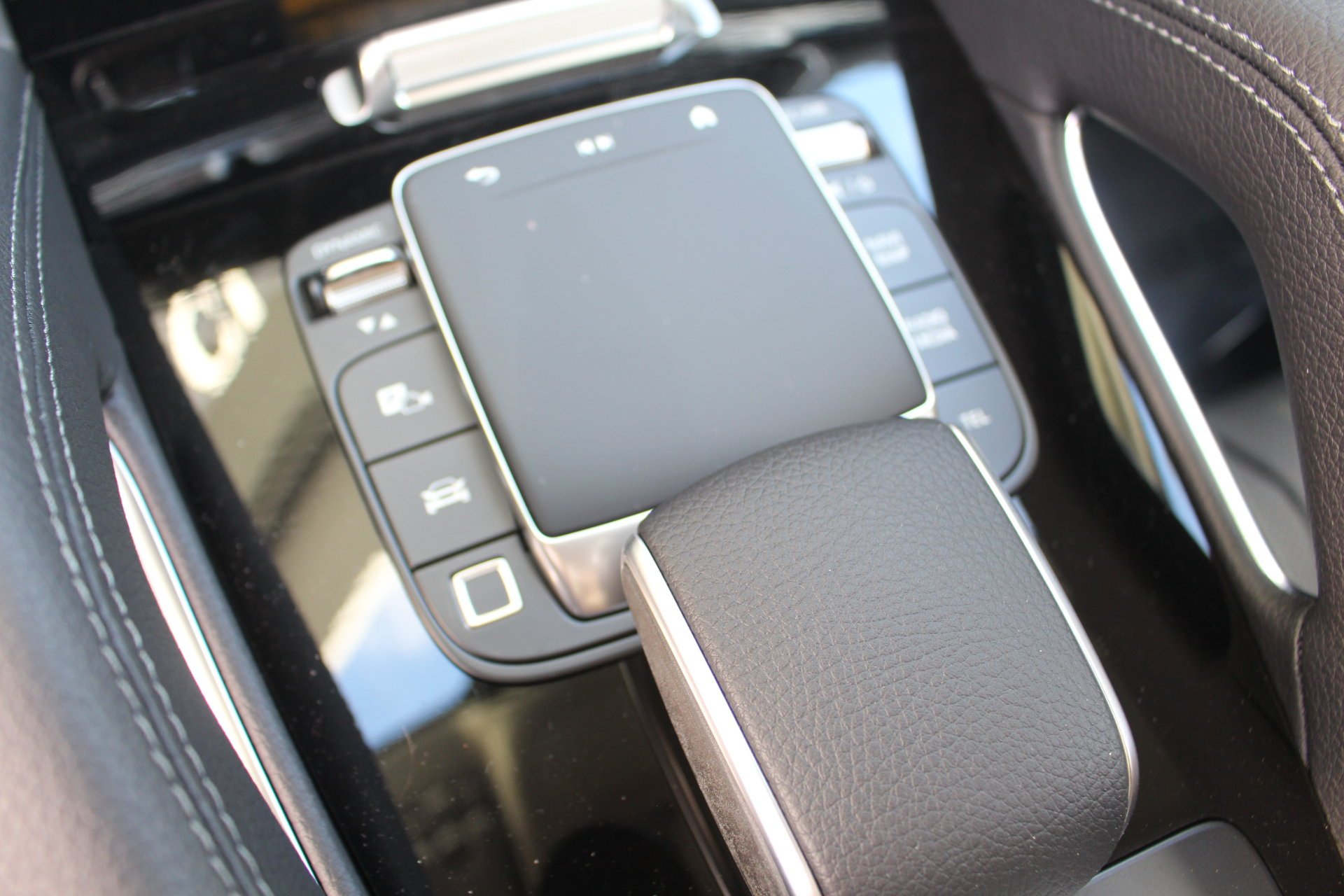 New 2026 MANUFAKTUR Moonlight White Metallic Mercedes-Benz GLS 450 image 28