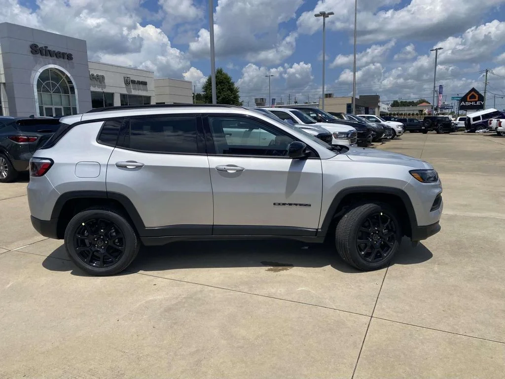 New 2026 Silver Zynith Metallic Clear-Coat Exterior Paint Jeep Latitude Altitude image 6