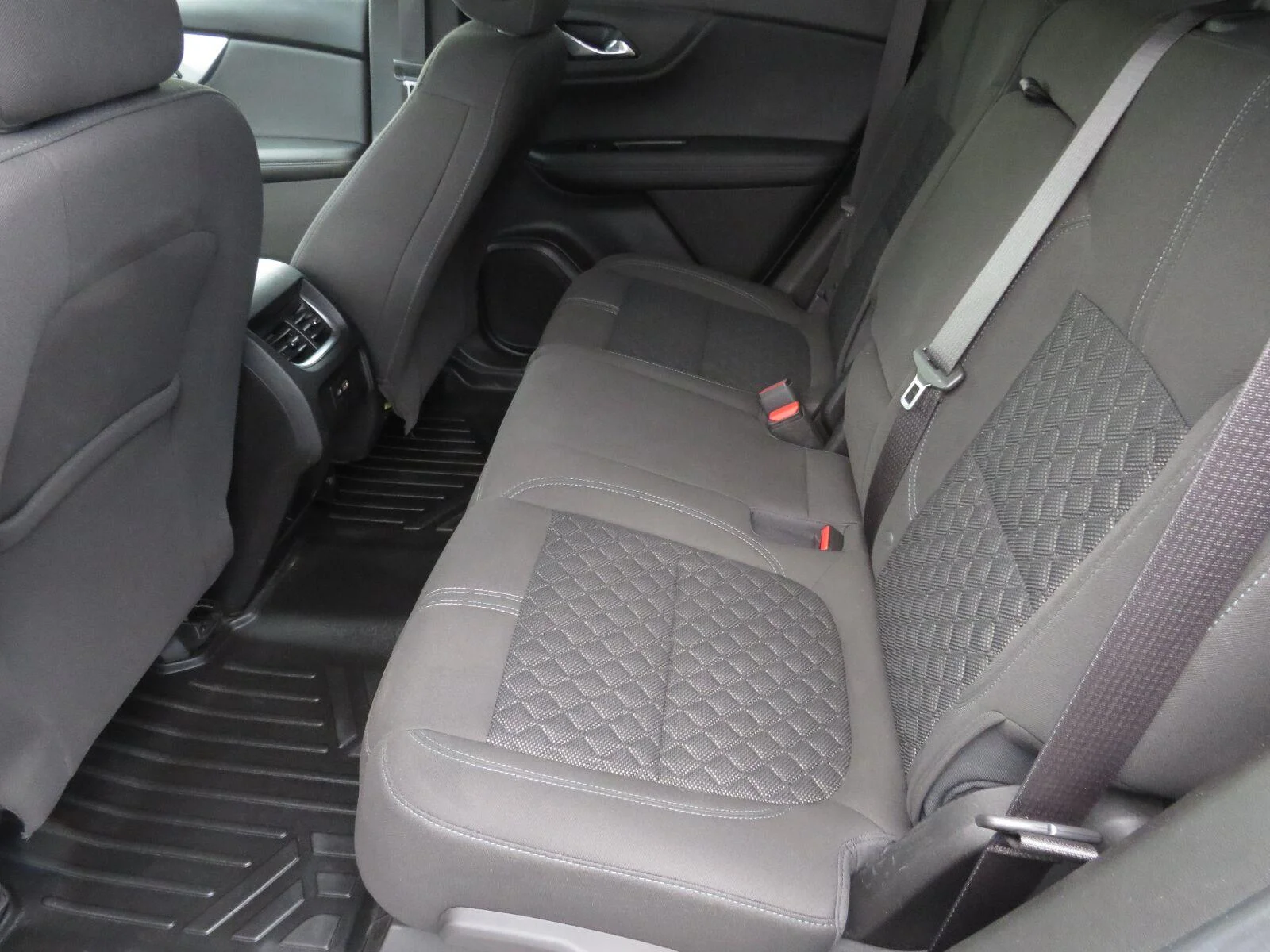 Used 2019 SUMMIT WHITE Chevrolet 4DR AWD LT image 17