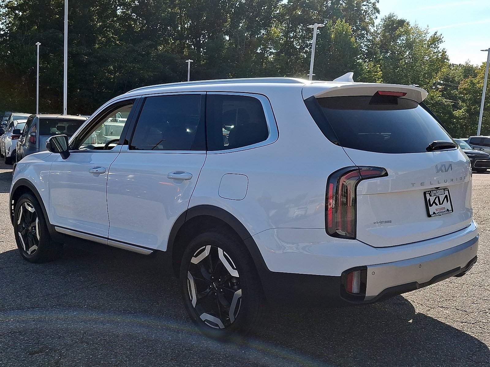 Used 2024 Glacial White Pearl Kia EX image 4
