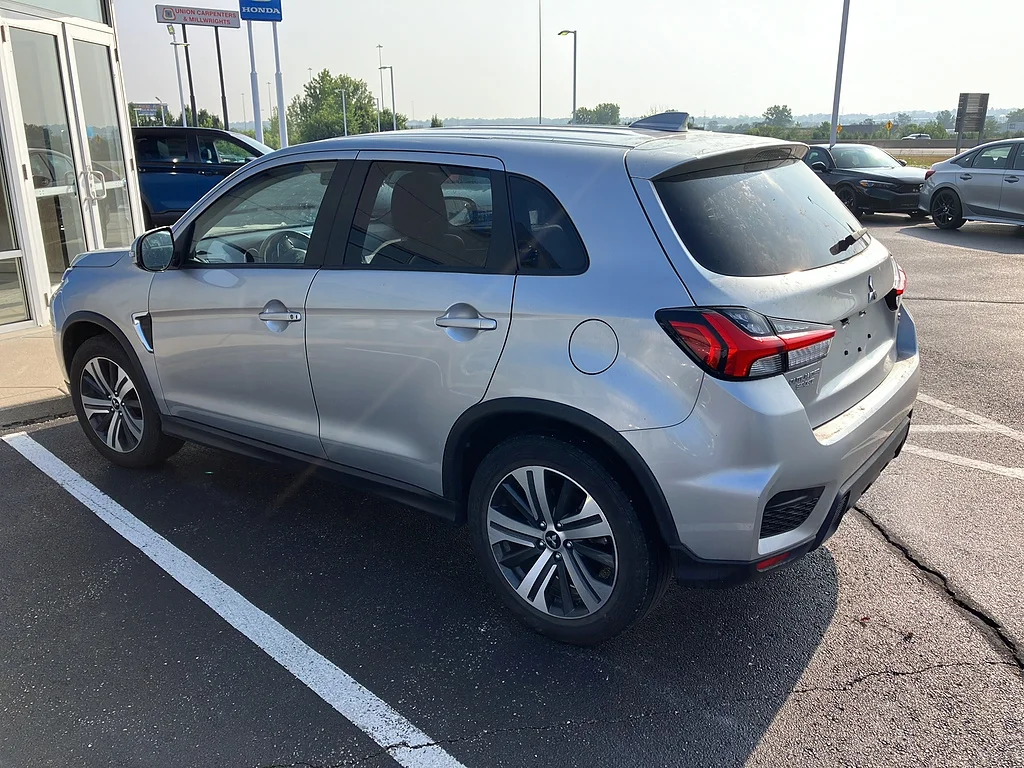 Used 2024 Alloy Silver Metallic Mitsubishi SE image 5