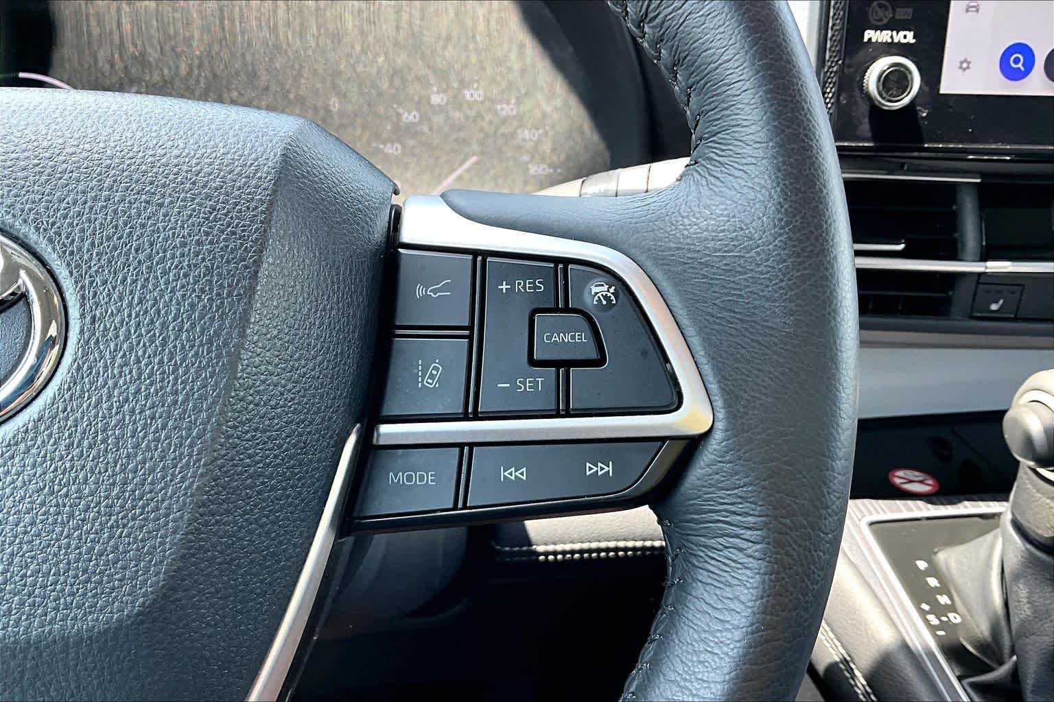 Used 2025 Wind Chill Pearl Toyota XLE image 24