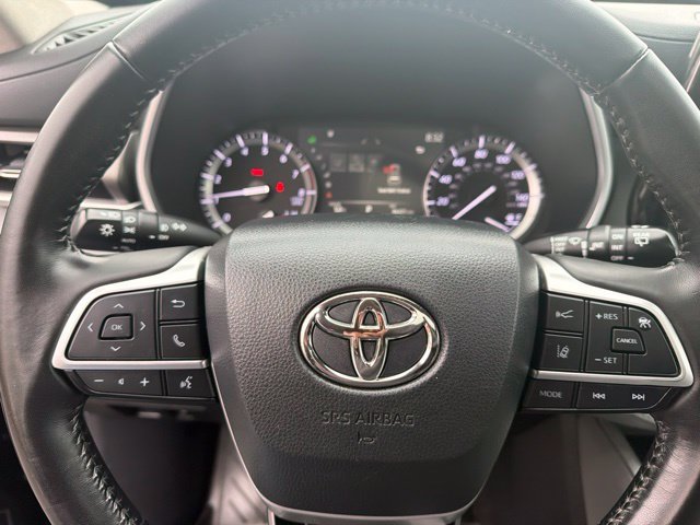 Used 2022 Midnight Black Metallic Toyota XLE image 15