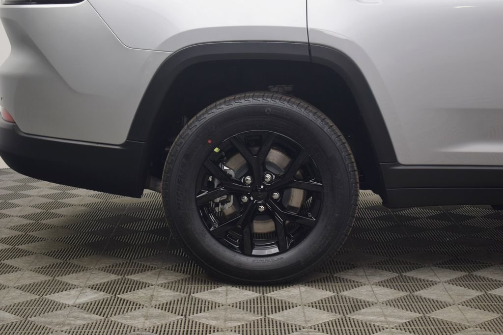 New 2026 Silver Zynith Exterior Paint Jeep Altitude image 8