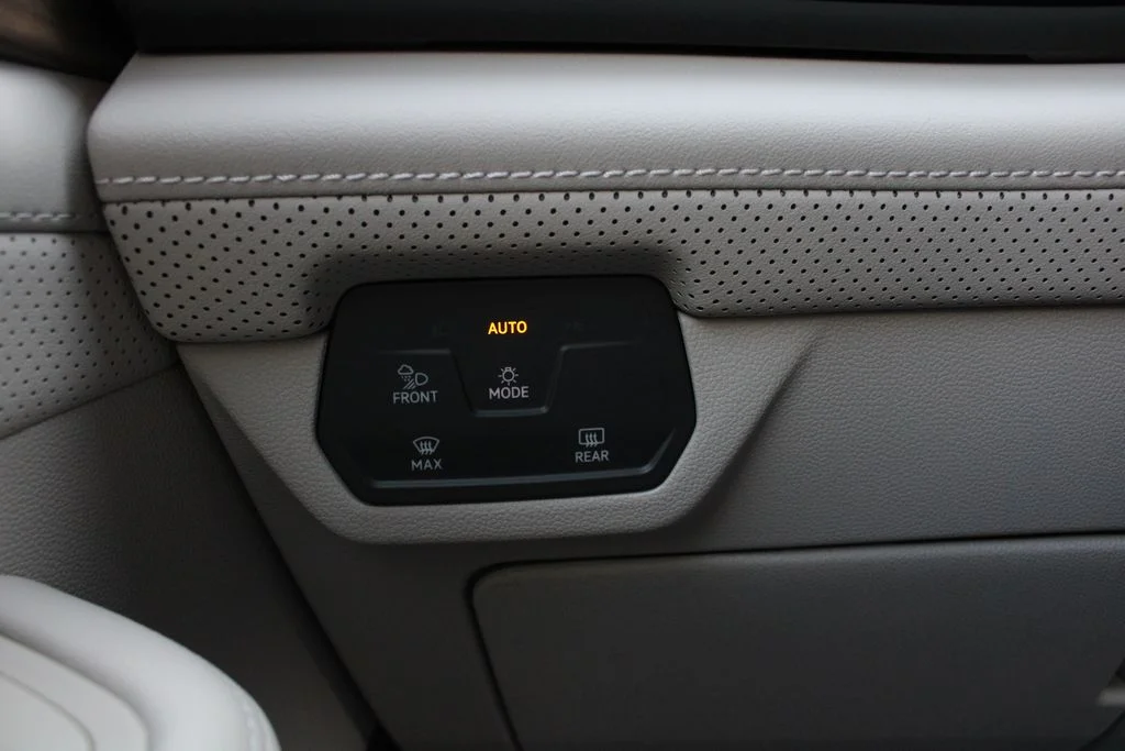 New 2026 Black Volkswagen 2.0T SE w/Technology image 10