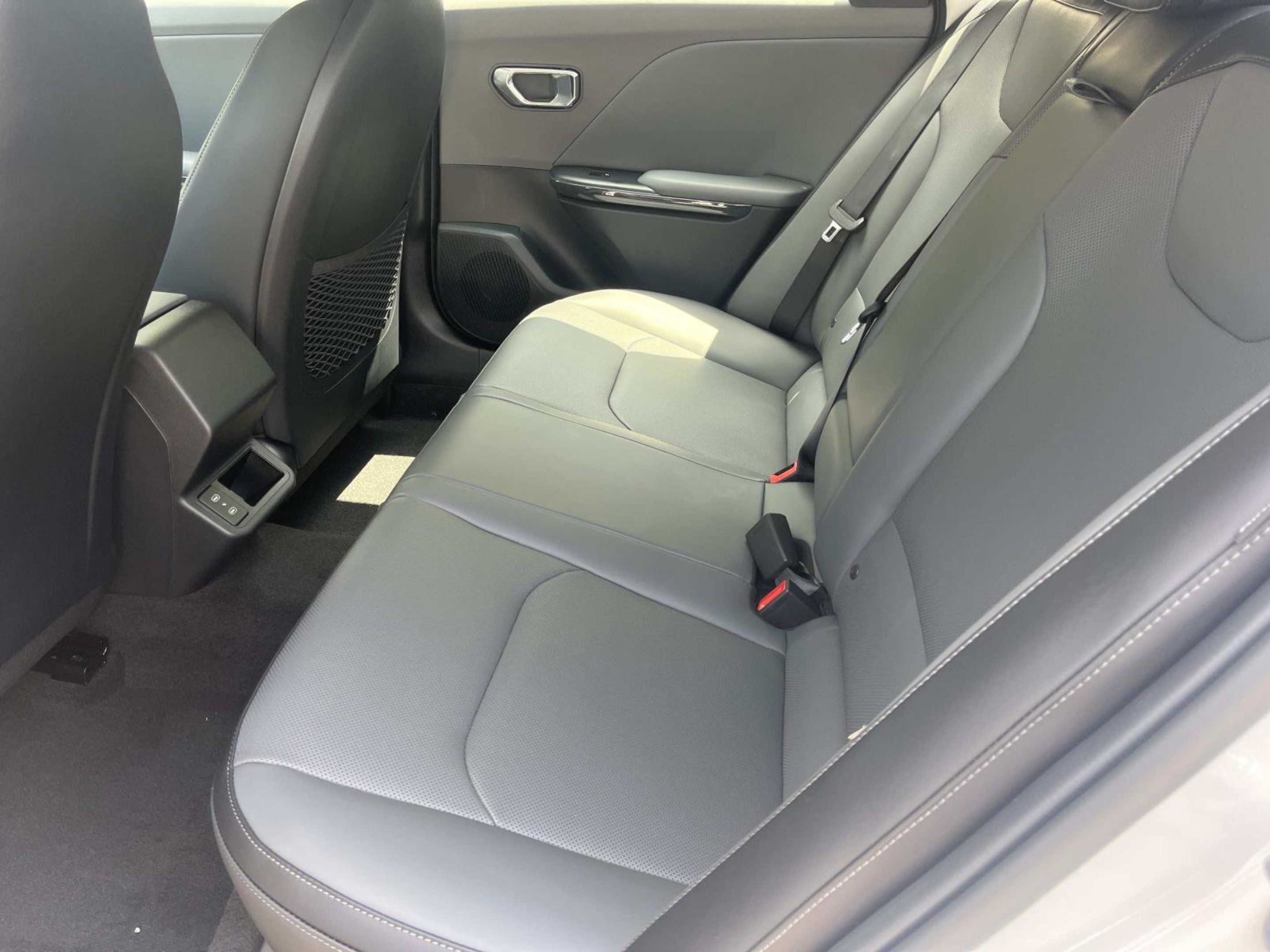 New 2026 Snow White Pearl Kia EX image 16