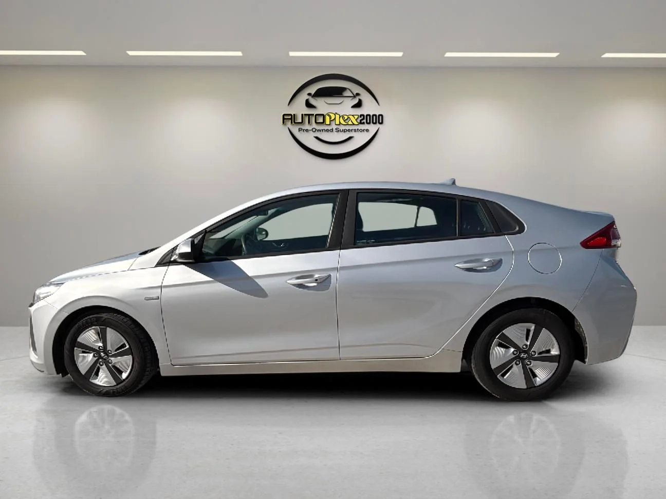 Used 2018 Silver Hyundai Blue image 3