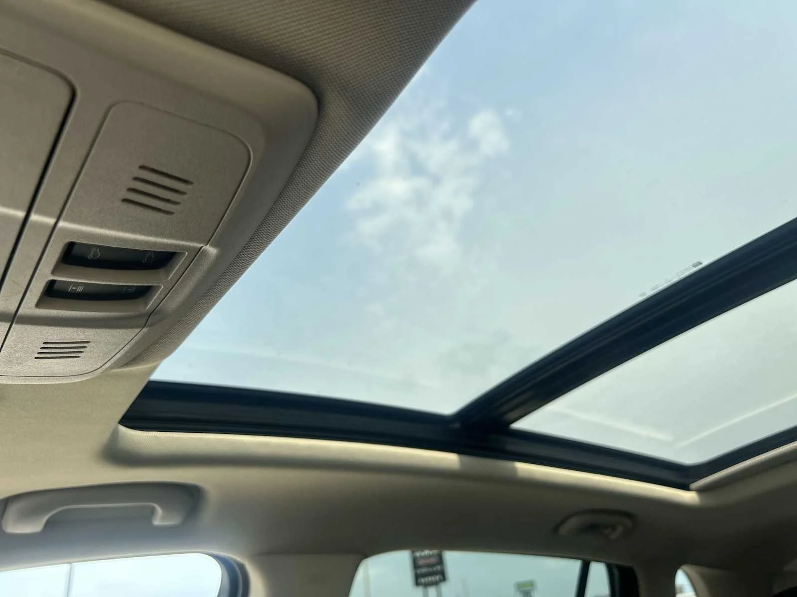 Used 2017 SUMMIT WHITE Buick Essence image 20