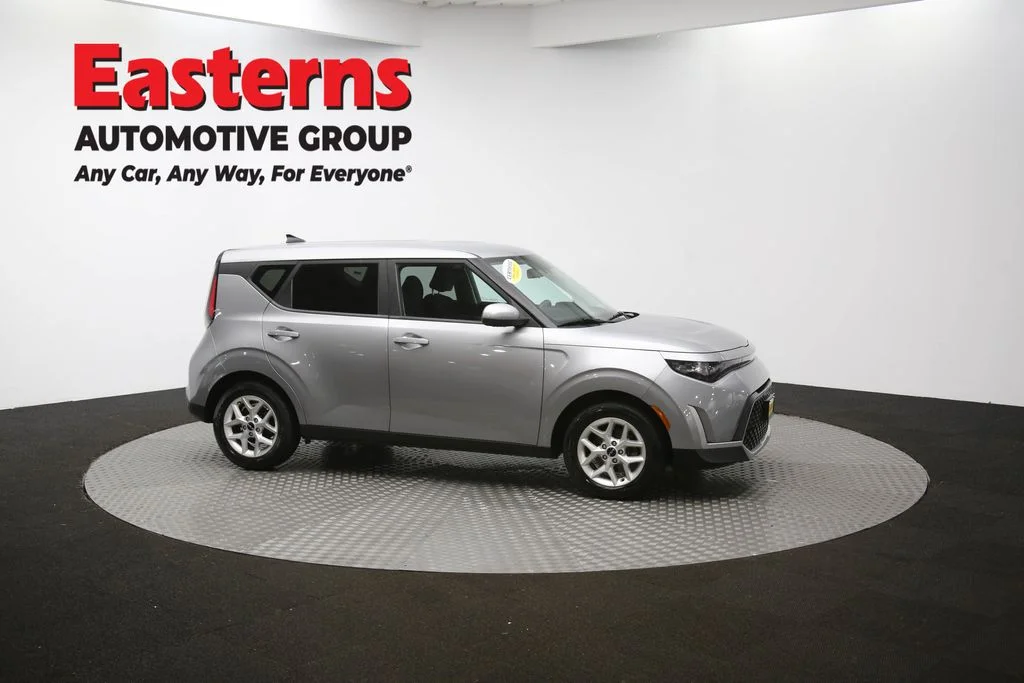 Used 2023  Kia LX image 46