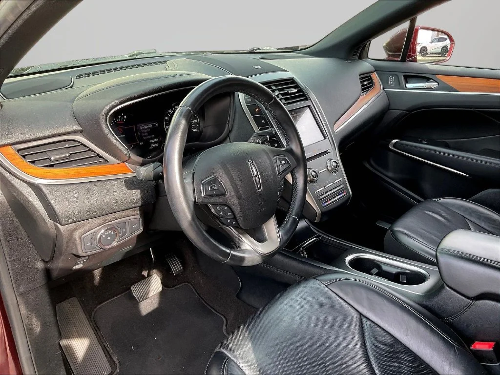 Used 2019 Burgundy Lincoln Reserve image 17
