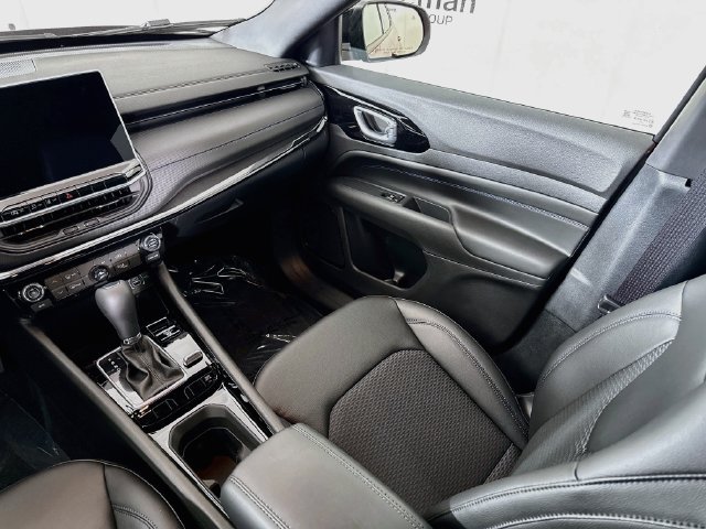 New 2026 Red Hot Pearl-Coat Exterior Paint Jeep Latitude image 21