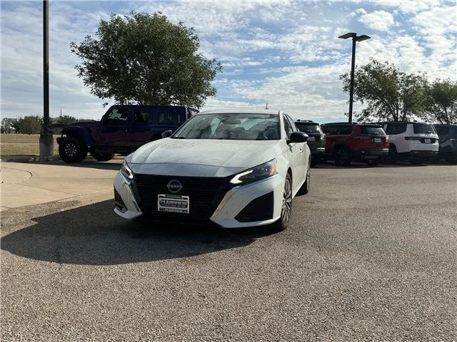 Used 2025 Pearl White Tricoat Nissan SV image 1