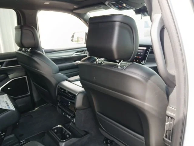 New 2026 Bright White Clear-Coat Exterior Paint Jeep Limited Reserve image 34