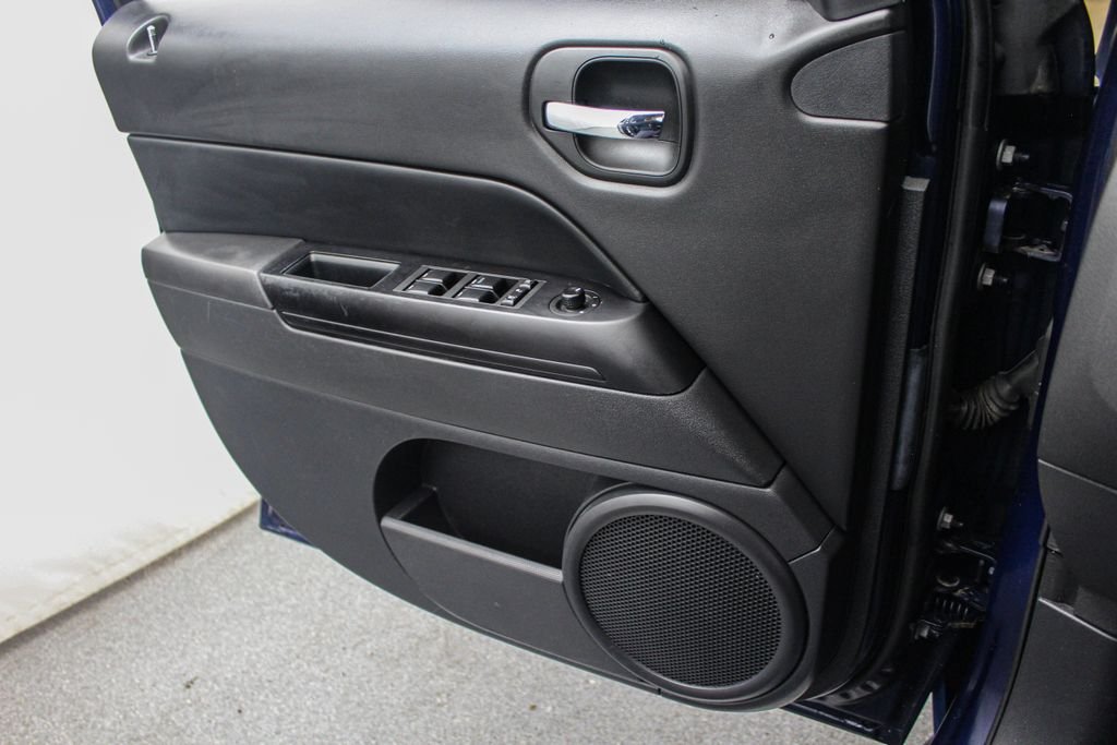 Used 2017 Blue Jeep Latitude image 17